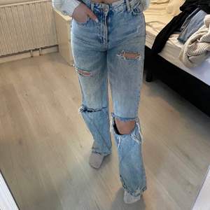 ⚠️Lånade bilder⚠️Super fina jeans, jätte bra skick & finns inga defekter, kan skicka fler bilder & om du vad någon fråga är det bara att skriva, paSsar xs & s☺️ pris kan diskuteras 