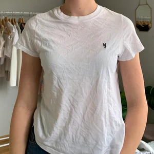 Basic vit tröja från other stories  - Vit tröja med en svart detalj