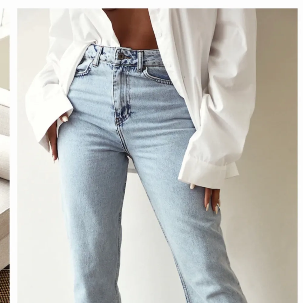 Ett par supersnygga jeans från pretty little thing. Från deras shape kollektion så de går in mer i midjan. Storlek 8 alltså 36. Helt oanvända med lappen kvar. . Jeans & Byxor.