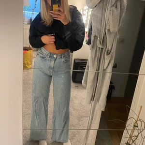 Utsvängda jeans från Weekday - Supersköna o snygga utsvängda jeans från Weekday. Perfekt för dig som är runt 165-170. Använda sparsamt🤍💙