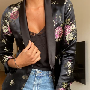 Kavaj från Zara - Blommig, glansig kavaj från Zara. Använd en gång.