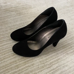 Svarta klackar  - Svarta klackar i storlek 40. Använda ett fåtal gånger, så spår av användning finns. Nypris 699kr