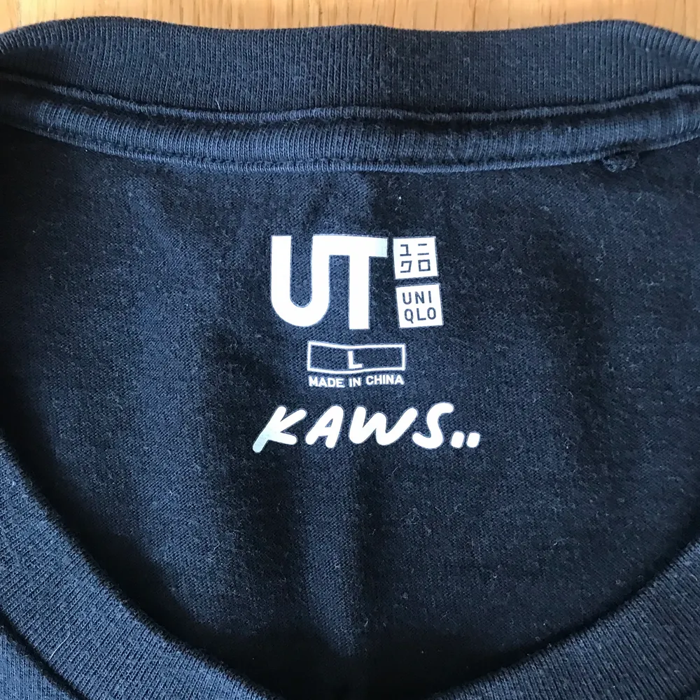 T-shirt från sammarbetet mellan kaws och uniqlo 2019, använd en del, condition 7/10, storlek L. T-shirts.