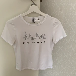 Vit friends t-shirt från h&m  - En jättefin tröja som fortfarande är i väldigt bra skick. Säljer den för att den inte kommer till andhämtning längre:) (Köparen betalar för frakt)
