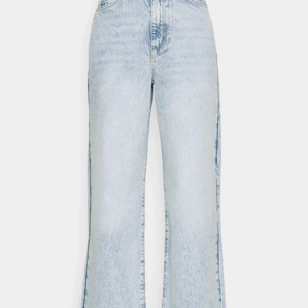Jeans i modellen ”IDUN” från Gina tricot i strlk 38. Sitter perfekt på mig som är 171 cm lång💗🌈🎀💕. Jeans & Byxor.
