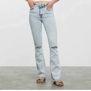 Boothcut jeans - Ursnygga jeans från Bikbok. Köpta för 699kr och använda 1 gång. Strl L 💗