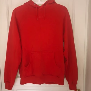 Röd stay hoodie  - Bra skicka osv använd ett få tal gånger. Kom privat för fler bilder. Köparen står för frakten.