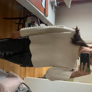 Hm tröja strl XS - Ett varm tröja ifrån HM perfekt nu till hösten. Den har vita pärlor på båda sidorna av armen.