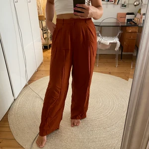 Roströda kostymbyxor  - Säljer mina gamla favoriter då de inte kommer till användning längre. De har en jättefin roströd färg och är i fint skick! Strl 38. Kan mötas upp i Stockholm!