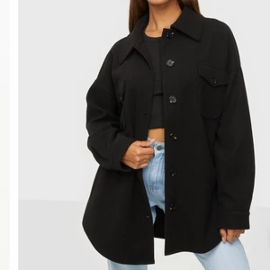  jacka  - Helt ny  jacka aldrig använt storlek 38 passar även 36 nypris 700 kr kan säljas för billigare pris priv privat vid intresse