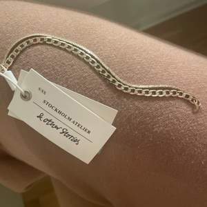Ett guldfärgat armband från & other stories , aldrig använt , köpt för ca 250kr , tror det inte går att köpa mer