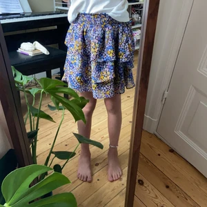 Volang kjol  - Säljer min jättefina nästan oanvända volang kjol från hm❤️🥰