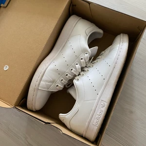 Adidas - Stan Smith - Säljer mina Stan Smiths pga dem är för små för mig. Skorna är använda en gång. Buda i kommentarerna. Köparen står för frakten.