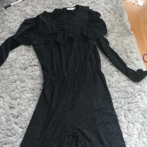 KappAhl - En svart byxdress med vita glitter prickar på