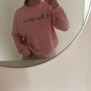 Champion sweatshirt - Rosa sweatshirt i bra skick, använd få gånger
