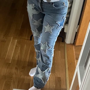 Riktigt snygga jeans - Kollar intresset på dessa vintage jeans med stjärnor, köpta på second hand o sytt på stjärnorna själv. Strl 38 men jag är 36/34 så passar de storlekarna också, köpare står för frakt🌸 Budgivning eller köpt direkt för 800kr!