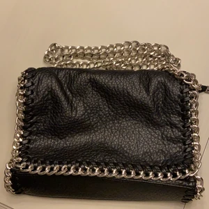 Svart tiamo väska - Jag säljer min superfina svarta tiamo väska❤️ den är köpt här på plick men den är i hyfsat fint skick❤️köparen står själv för frakten💗 originalpris 500kr