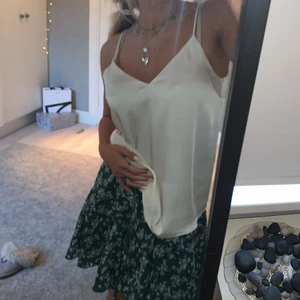 Kjol - Grön kjol, aldrig använd. Köptes för ett år sen. Fler bilder kan absolut fixas, frakt tillkommer🖤✨