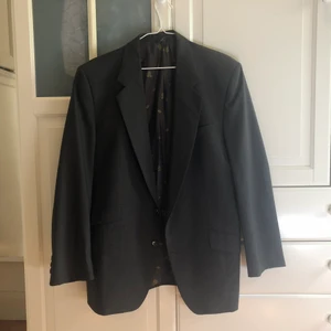 Kavaj - En kavaj som är köpt på beyond retro, vet inte vilket märke den har och vet inte storlek men skulle säga en 40 kanske. Den har mycket axelvaddar.