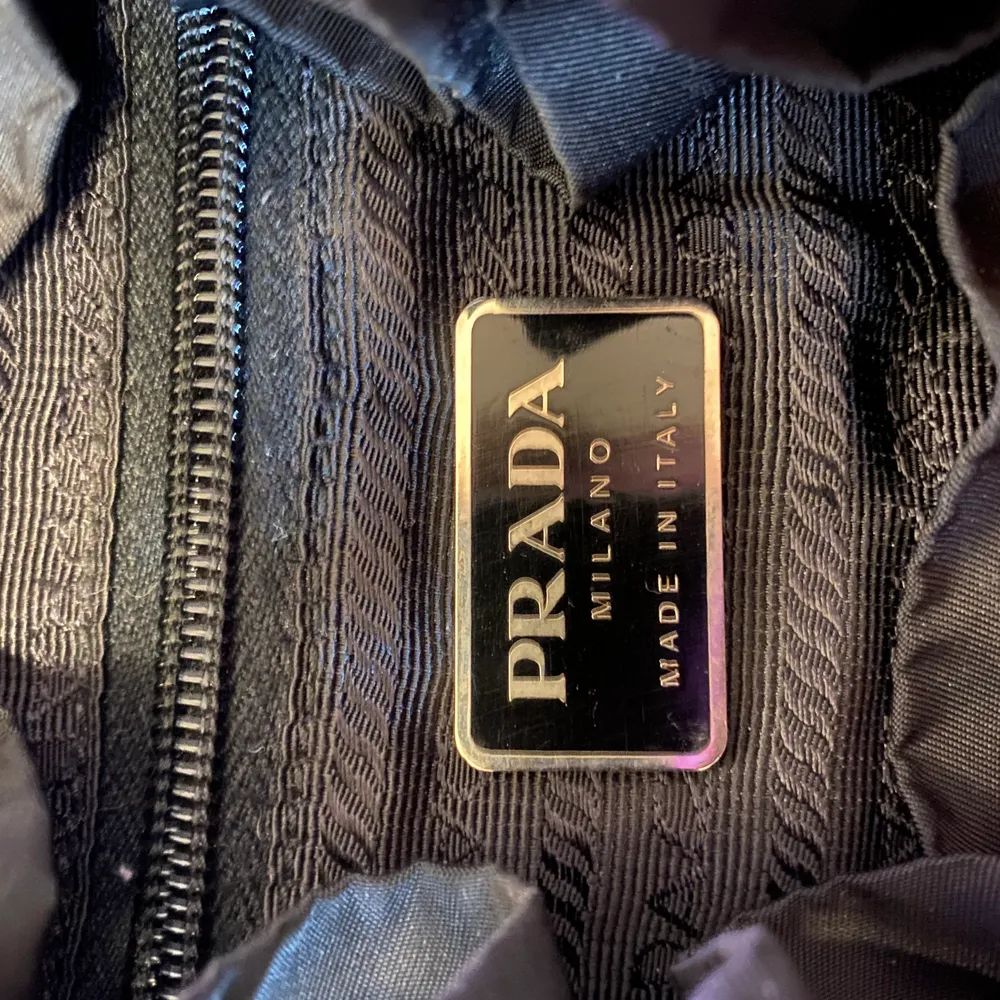 Vintage Prada Nylon ryggsäck 🎒 storlek: 32 cm Hög  15 cm Längd 30 cm bredd passar perfekt för en laptop o andra skolgrejer. Grymmt vintage skick. . Väskor.