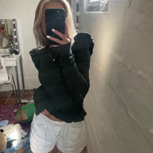 Tröja med volang - grön strechig virkad tröja från zara , så skön och inte alls mycket använd❤️ 