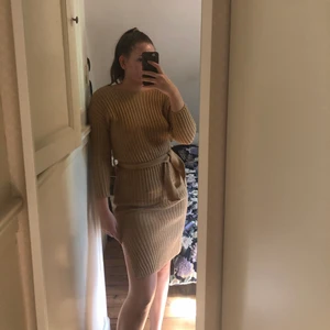 Klänning  - Klänning från boohoo köpt på sellpy, prislappen från sellpy är kvar. Jag tycker klänningen är jättefin och skön men den har två slittar på sidorna som jag inte är bekväm med. 