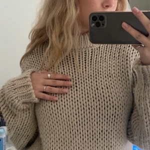 Stickad tröja  - En beige jätteskön (inte stickig alls) grovstickad tröja!! Värmer jättebra och är skitsnygg. En ganska låg krage som gör den ännu skönare och snyggare. Kontakta mig vid frågor eller om du vill ha fler bilder, köparen står för frakten💖💖