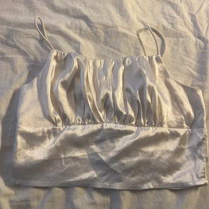 TOPP - Kommer inte längre till användning! Vill ha bort allt så kika gärna in andra toppar för ett bättre pris för båda!! 