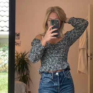 Blommig blus - Super gullig blommig blus från BikBok i storlek XS. använd typ 3 gånger så jätte bra skick. Säljer då den ej kommer till någon användning. 100kr & frakt ingår!💙💙 köpes direkt, inga bud!!😁 kolla gärna in min profil säljer massvis med billiga kläder just nu!!!