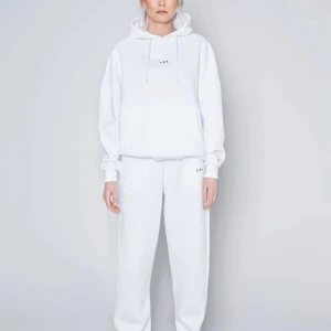 LXA JOGGERS 01 - off white storlek xxs  - Säljer dessa LXA mjukisbyxor då jag Inte får nån användning för dom, använda ett fåtal gånger. Dom är väldigt stora i storleken så dom passar upp till M skulle jag säga. Original pris 499kr men jag säljer dom för 250kr inklusive frakt. Dom är i väldigt bra skick då dom knappt är använda ☺️ 
