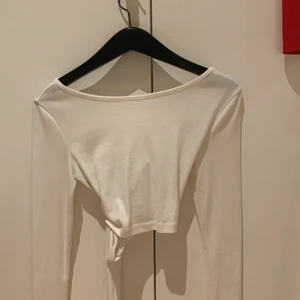 Shein tröja - Så fin tröja från shein med snörning där bak med öppen rygg, använd 1 gång