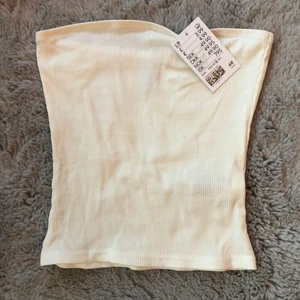 Hm topp - Helt ny topp från HM aldrig använd🤎🤎 Stolek S och kostar ursprungligen 49kr men säljer den för 20+ frakt❤️❤️