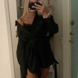 Zara fake-skinn jacka - Säljer denna ursnygga fake-skinn jacka från Zara. Jag har använt den som en klänning. Knappar längst hela vägen och ett skärp. Storlek S. Använd vid 2 tillfällen, som nyskick!! Fråga om de något ni undrar över💘💕💕