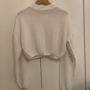 Vit stickad - Säljer min vita stickad som är i fint skick. Inga fläckar eller sånt. Gillar den mycket men kommer inte till användning. ❤️