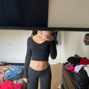 Ribbad topp - (Garderobsrensning!) En svart långärmad topp i ribbat material som även är lite kortare🖤 Den har även samma v-ringning i ryggen som fram👀 Frakt 56kr eller mötas upp i Västerås😝 