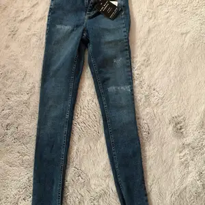 Dessa finna thigta jeans säljer jag för att dom inte passar mig då dom är för långa för mig. Köpte jeansen för 599kr och säljer dom nu för 100kr+ 45 kr frakt. Köparen står för frakten🌸🌸🌸
