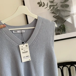 Ljusblå stickad väst - Säljer min fina stickade väst från Zara pga att den aldrig kom till användning, helt ny och inga skråmor.💕