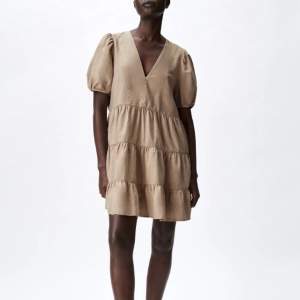 Populär beige klänning från Zara som knappt är använd🤍🤍 frakt tillkommer 