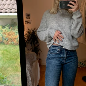 Stickad grå tröja - Grå stickad tröja köpt secondhand i Stockholm!🤩 den är i storlek S! Säljer för 80kr + 66kr frakt, först till kvarn gäller inga bud!🤪🤪 koll gärna också in min profil, säljer massvis med billiga kläder nu då jag vill bli av med allt!💕