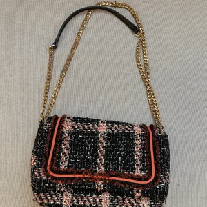 Beck Söndergaard väska  - Svart Beck Söndergaard väskan med rosa/guld detaljer. 