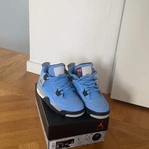 Säljer mina supersnygga Air Jordan 4 retro university blue oanvända och i orginal lådan endast testat en gång💕💕💕💕 kan självklart skicka fler bilder