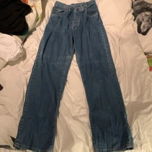 Långa jeans - Ett bara blå jeans som är väldigt långa i benen💙