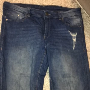 Jeans - Blåa jeans men hål i. Allmänt snygga och sköna jeans