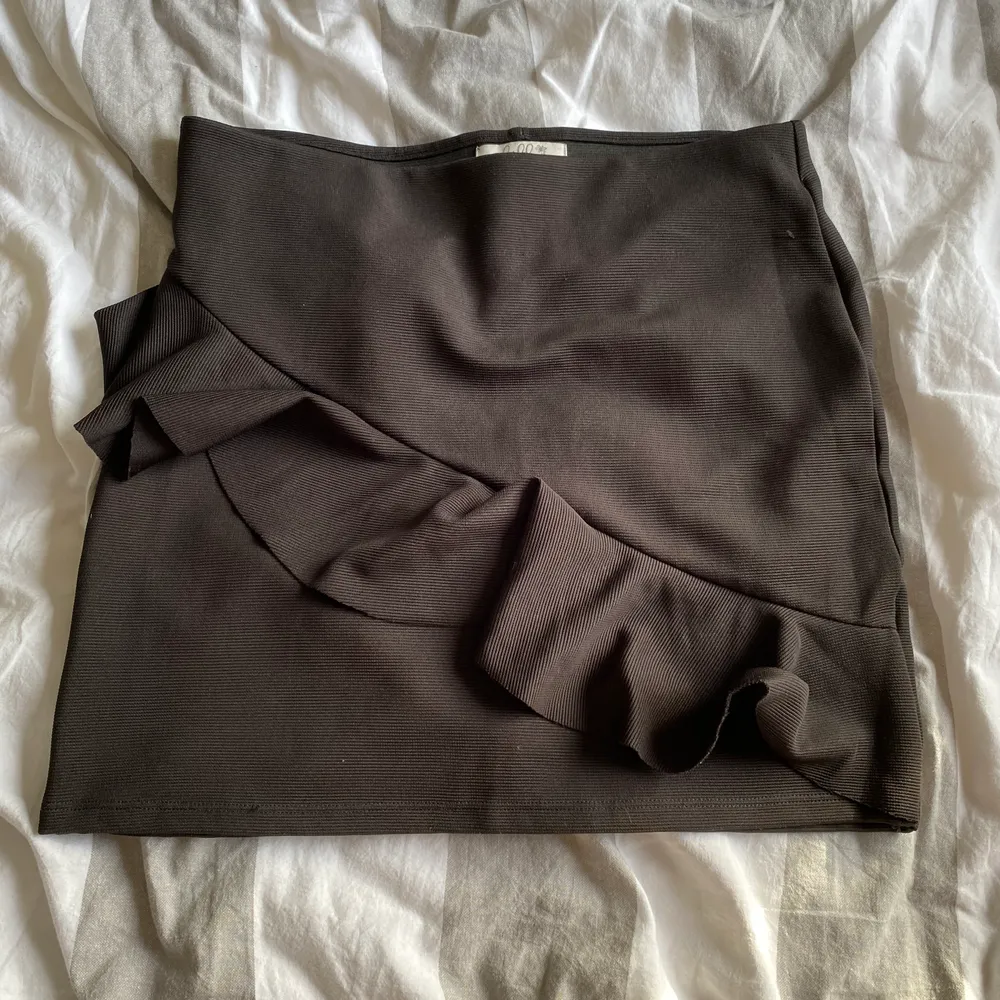 En svart kjol med volang 💘 köparen står för frakten💞 använd fåtal gånger. Kjolar.