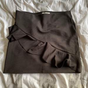 En svart kjol med volang 💘 köparen står för frakten💞 använd fåtal gånger