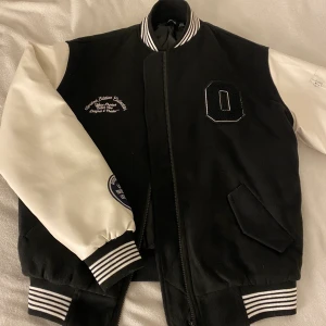Snygg college jacka🤍 - Jätte cool jacka som är använd ungefär 3 gånger🤍 köptes ny för ungefär 600 kr (köparen står för frakten) 