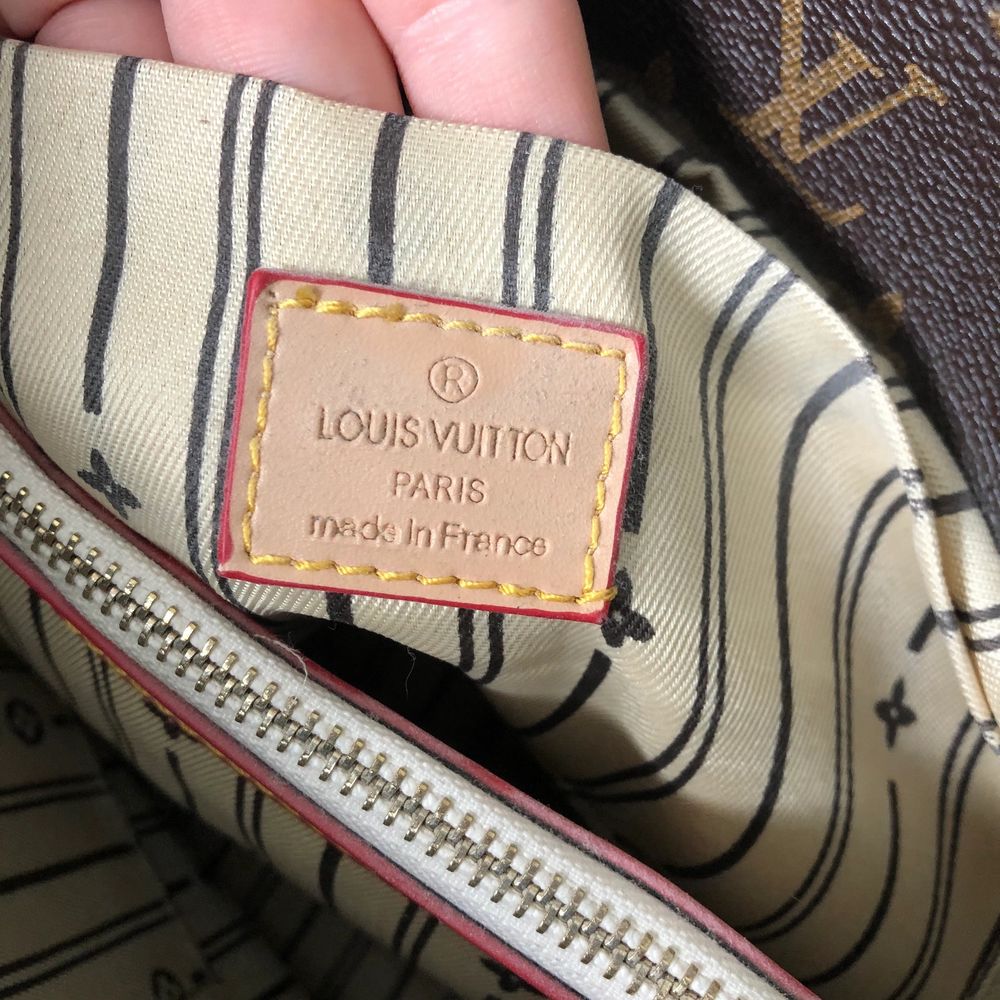 En fin Louis Vuitton väska som tyvärr inte används längre. Fint skick, INTE äkta! Skriv för fler bilder så ordnar jag det💕 den har knappar vid sidan av väskan och flera fack inuti💕 Inga fel på väskan alls💕. Väskor.