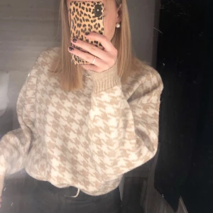 Stickad  - Säljer denna stickade tröja i ett väldigt skönt material, inget som sticker vilket jag själv hatar. Använd några gånger, men kommer inte till användning längre. Hör av er vid intresse! Kramis 💝🦋