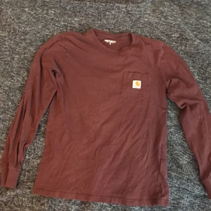 Carhartt longsleeve - Vinröd longsleeve från carhartt. Har ett pytteliten hål på framsidan men annars helt okej. Skriv för mer bilder.