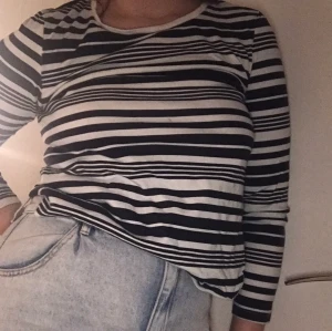 Långärmad tröja - Fin tröja som är randig, den är uppriven på sidorna vilket jag anser är väldigt snyggt och coolt